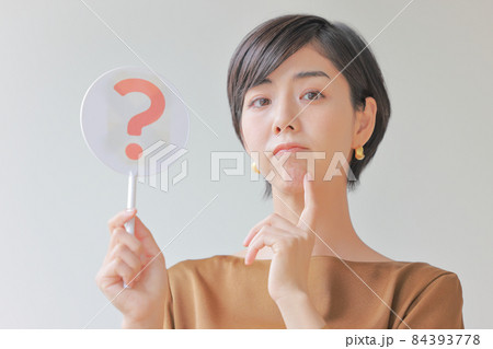 はてなのプレートを持ちカメラ目線の女性1 はてなのプレートを持ちカメラ目線の女性1 84393778