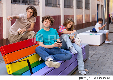 Group of teengers on bench Group of teengers on bench 84393938