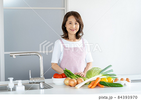 キッチンに立つシニア女性 84393970