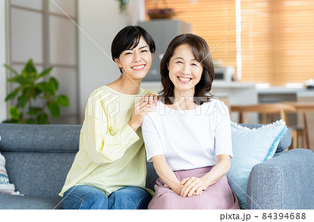 リビングでくつろぐ親子 84394688