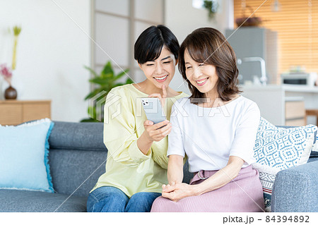リビングでくつろぐ親子 リビングでくつろぐ親子 84394892
