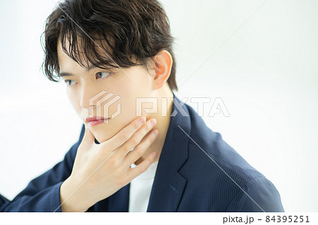 ジャケットの若い男性 84395251