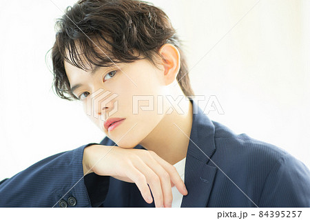 ジャケットの若い男性 84395257