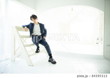 スーツの男性　 84395313