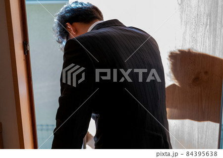 イヤイヤ会社に向かう夫 84395638