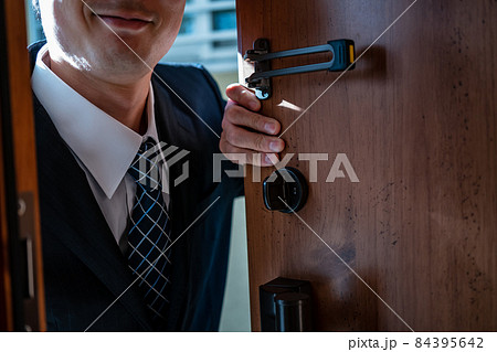 玄関先に訪問販売業者 玄関先に訪問販売業者 84395642