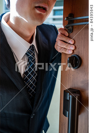 玄関のビジネスマン 84395643