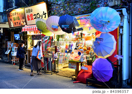 夕暮れ時の鎌倉小町通り商店街 夕暮れ時の鎌倉小町通り商店街 84396357