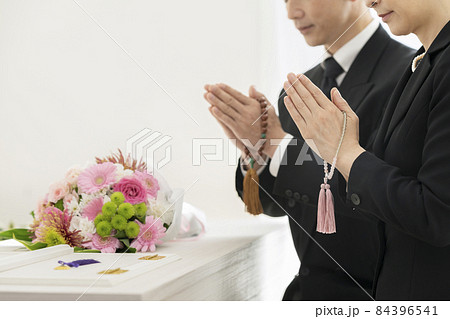 葬儀 イメージ 数珠を持ち手を合わせる男女の手元 葬儀 イメージ 数珠を持ち手を合わせる男女の手元 84396541