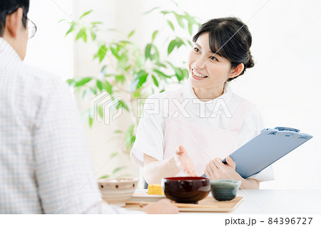 栄養指導をする女性 84396727