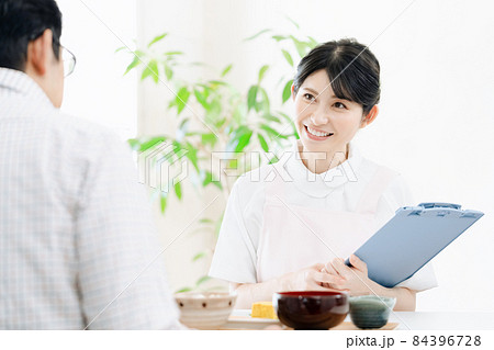 栄養指導をする女性 84396728