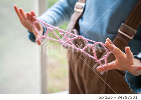 あやとりをする子供の手 あやとりをする子供の手 84397501