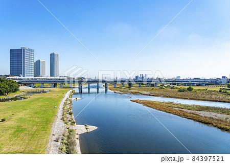 【東京都】雄大な多摩川と二子玉川の街並み 84397521
