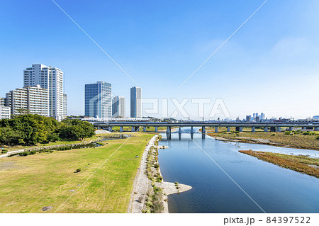 【東京都】雄大な多摩川と二子玉川の街並み 84397522