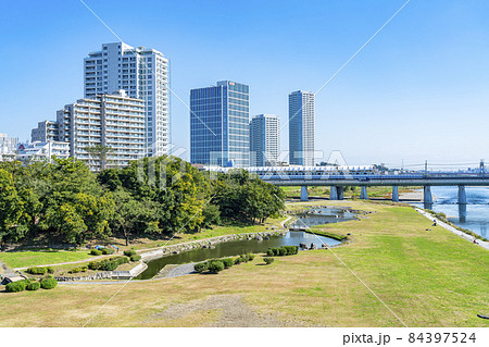 【東京都】世田谷区立兵庫島公園から見る二子玉川の街並み 84397524