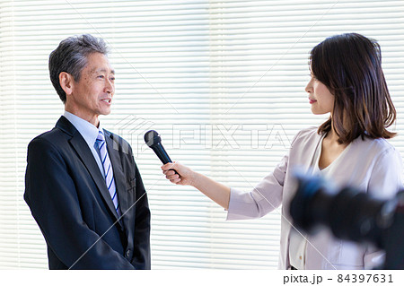 インタビューに答える社長 84397631