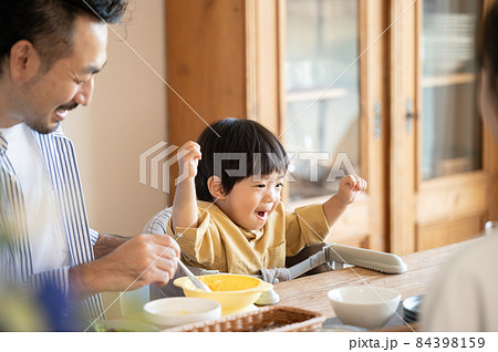 ご飯に対しての情熱があるかわいい幼児 ご飯に対しての情熱があるかわいい幼児 84398159