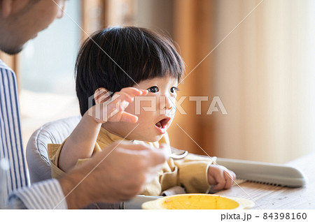 食事中にあ～んと口をあける幼児のアップ 84398160