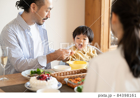 食事中にあ～んと口をあける幼児 84398161