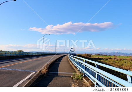 河川に架かる橋からの眺め 秋 風景 河川に架かる橋からの眺め 秋 風景 84398393