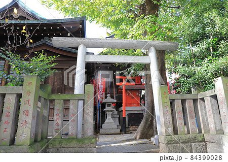 見送稲荷神社(櫻木神社の境内社)東京都文京区本郷 見送稲荷神社(櫻木神社の境内社)東京都文京区本郷 84399028