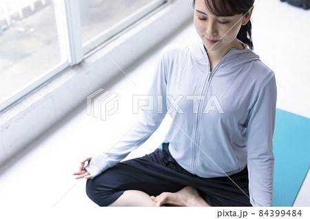 窓辺で瞑想をする若い女性 84399484