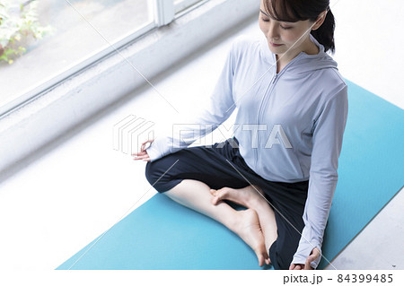 窓辺で瞑想をする若い女性 84399485