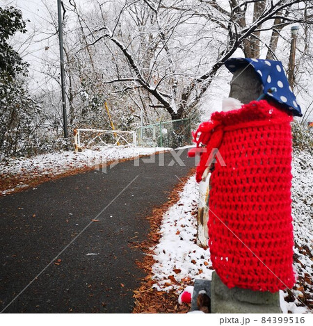 公園 雪景色 お地蔵さん 公園 雪景色 お地蔵さん 84399516