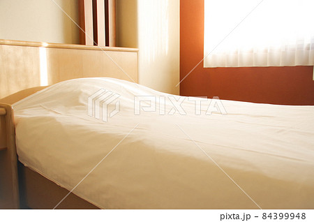 ビジネスホテル ベッド 84399948