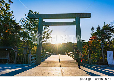 伊勢神宮　内宮　宇治橋鳥居から昇る朝日 84401071
