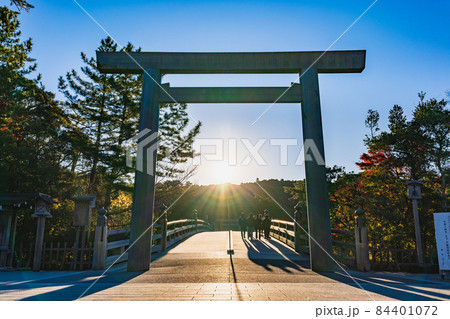 伊勢神宮 内宮 宇治橋鳥居から昇る朝日 伊勢神宮 内宮 宇治橋鳥居から昇る朝日 84401072