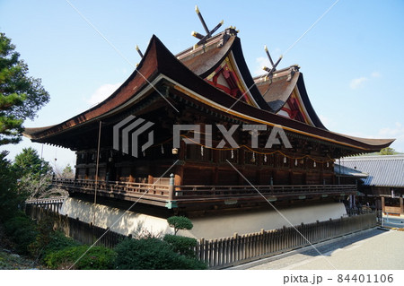 秋の吉備津神社　青空の本殿 84401106