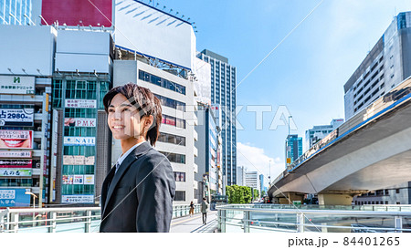 さわやかな笑顔の若いビジネスマン　渋谷 84401265