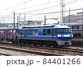 下り貨物列車を牽引して山陽本線・西明石駅付近を走行するJR貨物EF210形電気機関車 84401266