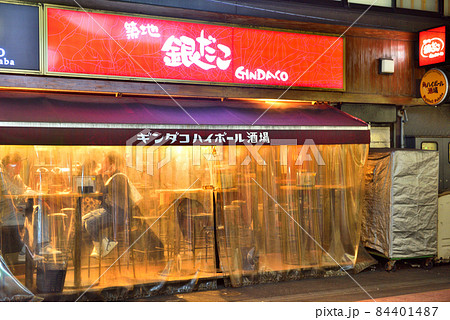 緊急事態宣言解除直後の飲食店 84401487