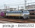 下り貨物列車を牽引して山陽本線・西明石駅付近を走行するJR貨物EF66形電気機関車牽引下り貨物列車 84401552