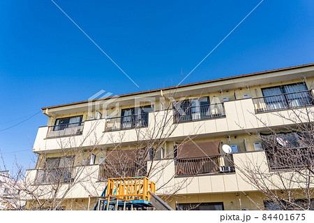 秋の青空とアパート 南向きの集合住宅 秋の青空とアパート 南向きの集合住宅 84401675