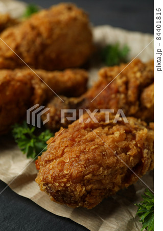 Concept of tasty eating with fried chicken, close up Concept of tasty eating with fried chicken, close up 84401816