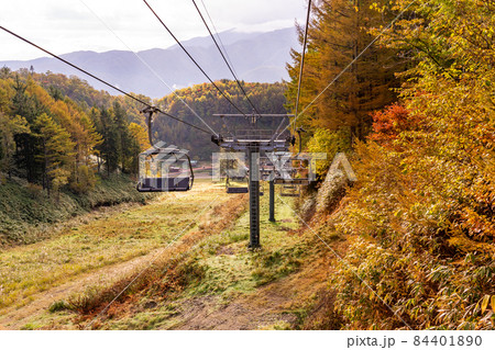長野県阿智村　紅葉に包まれたヘブンスそのはらの展望台からのリフト 84401890