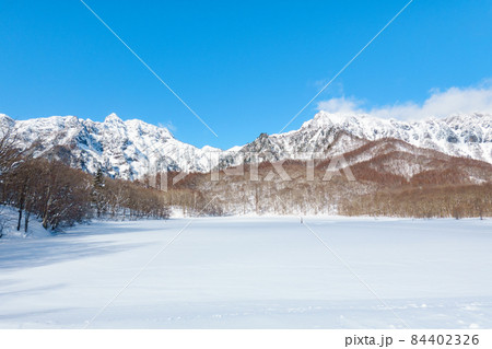冬の鏡池（西岳・本院岳・戸隠山を望む） 84402326