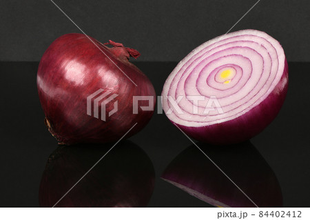 Red onion bulb isolated on acrylic black background. 84402412