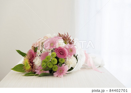 花束 白 ピンク系 エンディングブーケ イメージの写真素材
