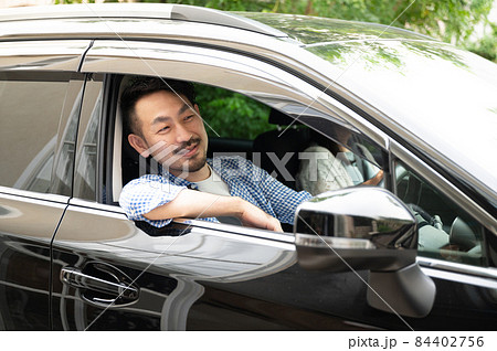 車の中からのぞく日本人男性 84402756