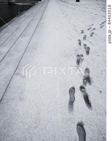 積雪と足あと 84403018