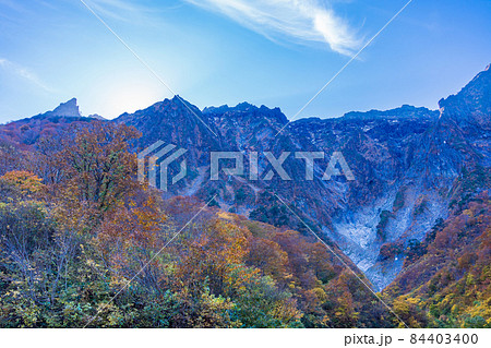 （群馬県）谷川岳・一ノ倉沢　岩壁と紅葉 84403400