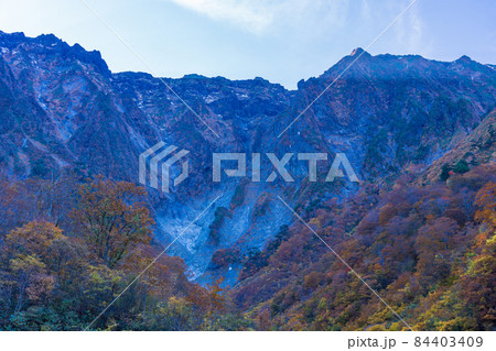 (群馬県)谷川岳・一ノ倉沢 岩壁と紅葉 (群馬県)谷川岳・一ノ倉沢 岩壁と紅葉 84403409