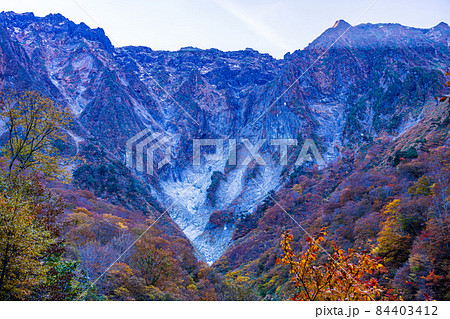 (群馬県)谷川岳・一ノ倉沢 岩壁と紅葉 (群馬県)谷川岳・一ノ倉沢 岩壁と紅葉 84403412