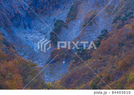 （群馬県）谷川岳・一ノ倉沢　岩壁の紅葉 84403610