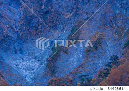 (群馬県)谷川岳・一ノ倉沢 岩壁の紅葉 (群馬県)谷川岳・一ノ倉沢 岩壁の紅葉 84403614