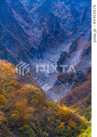 (群馬県)谷川岳・一ノ倉沢 岩壁の紅葉 (群馬県)谷川岳・一ノ倉沢 岩壁の紅葉 84403676